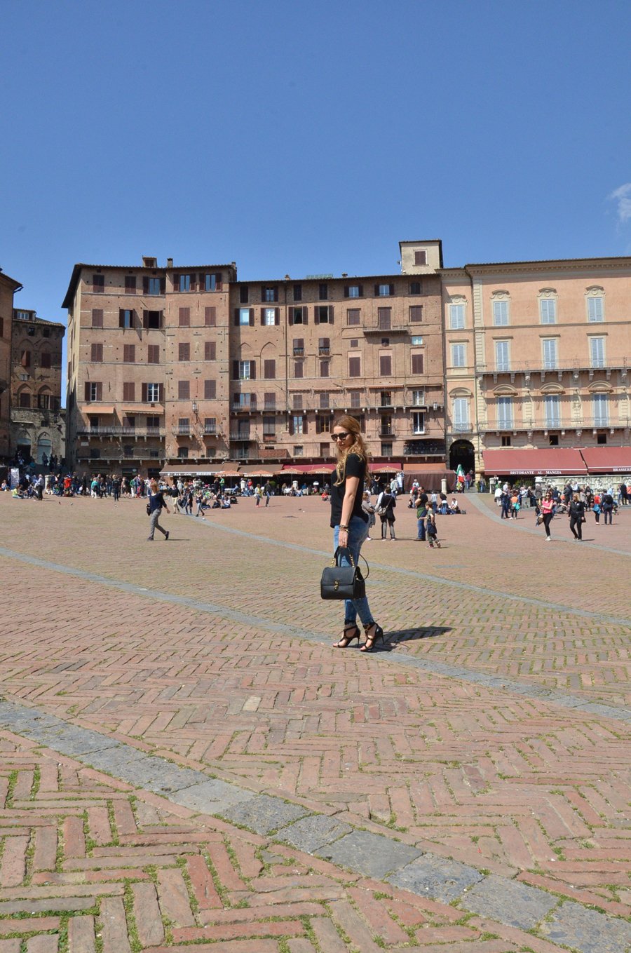 Siena, Italy and Piazza del Campo (Campo Square)  outfit / Stasha Fashion and Travel Blog