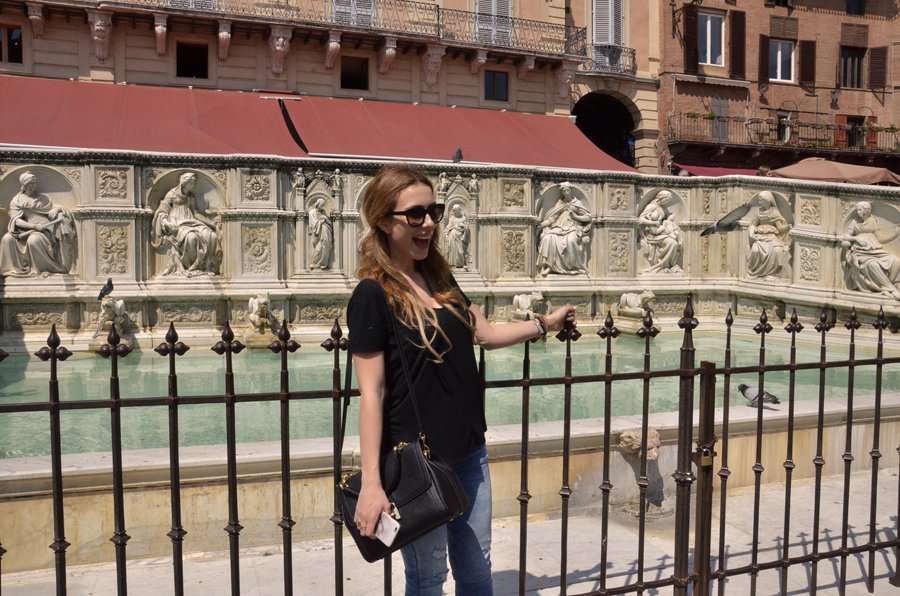 Siena, Italy / Dolce&Gabbana  bag / Stasha Travel Blog 