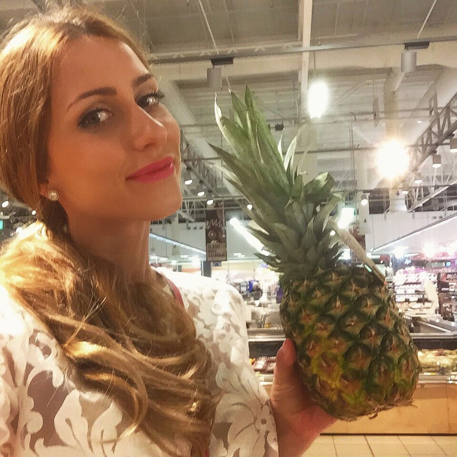 Anastasija Milojevic / selfie with pineapple/ Stasha Fashion blog