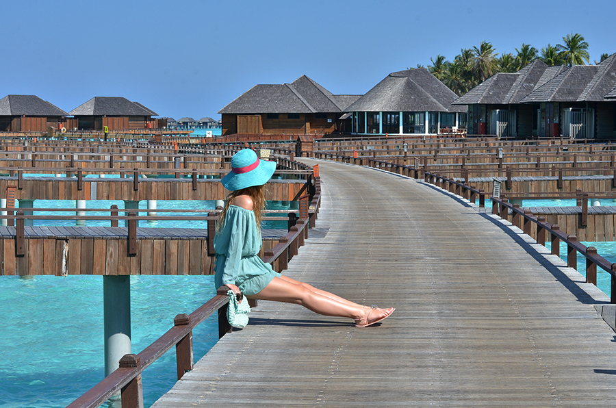 Off-the-shoulder dress Outfit / Maldives / Stasha Travel and fashion Blog