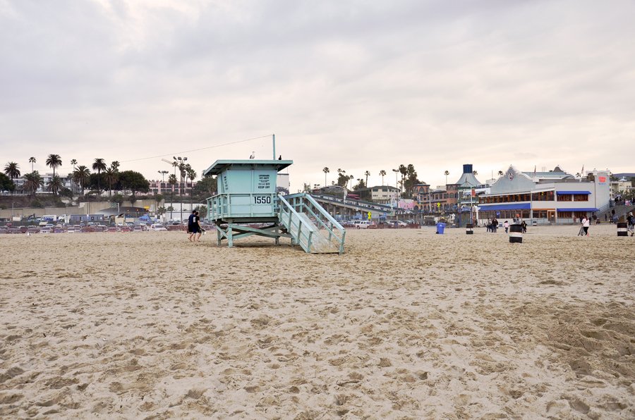 Santa Monica Pier / the lifeguard tower / travel blog by Anastasija Milojevic