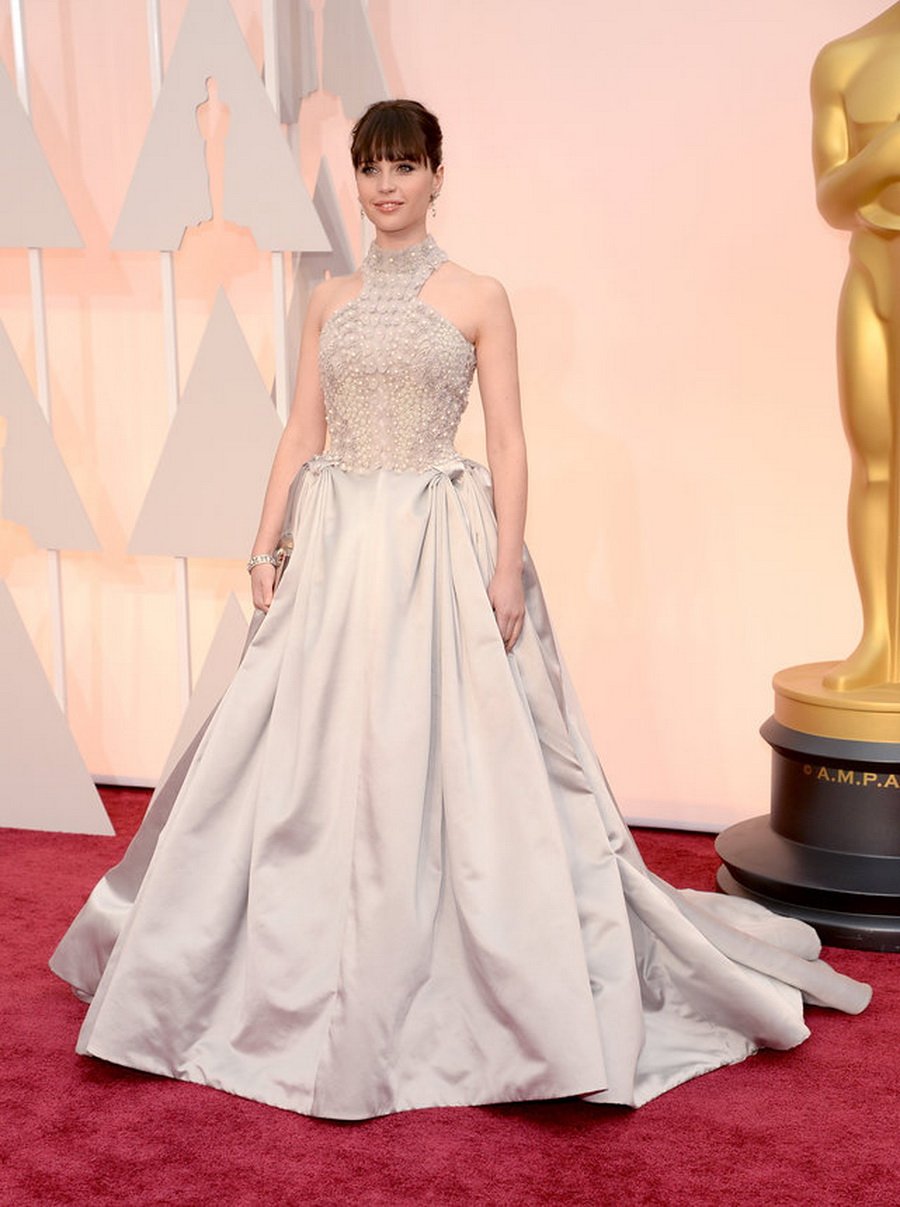 felicity-jones-oscars-red-carpet-2015